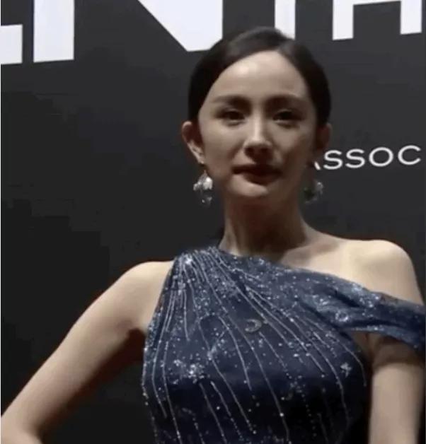 杨幂法令纹明显、孟美岐冻出双下巴，GQ红毯对女明星太不友好了