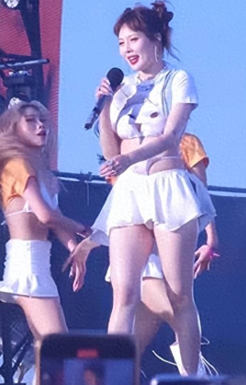 徐娇性感泳装照片_女明星着装争议_女明星紧身裤图片
